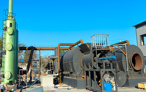 新疆2套農(nóng)田廢舊塑料地膜煉油設(shè)備正在安裝