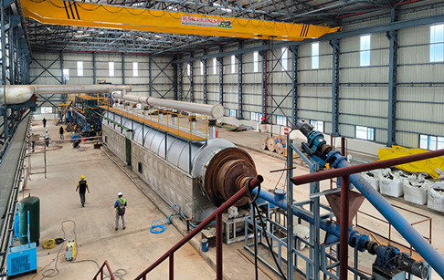 河南東盈廢橡膠煉油全自動(dòng)連續(xù)式設(shè)備在印度安裝